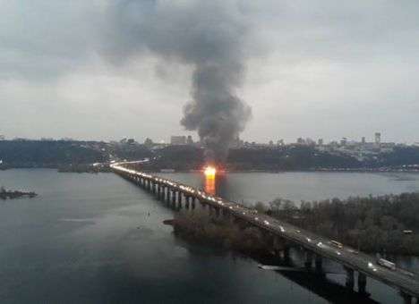 На берегу Днепра в Киеве вспыхнул масштабный пожар (ФОТО)