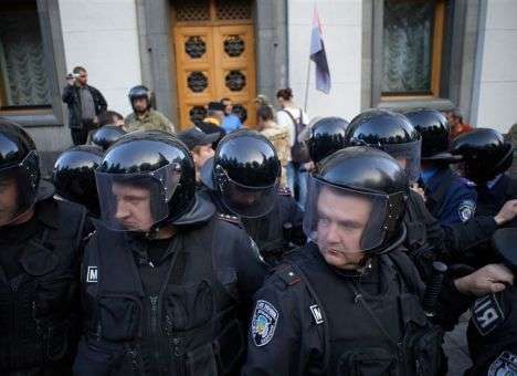 Тысячи милиционеров провалили экзамен по «перевоплощению»