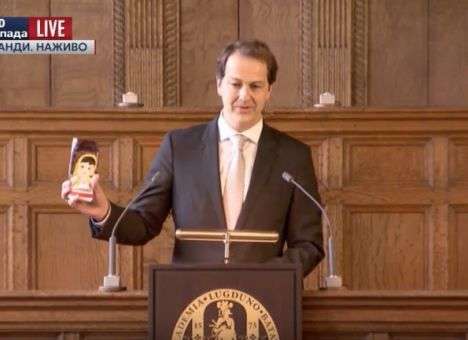 В Нидерландах Порошенко встречали шутками об «Аленке»