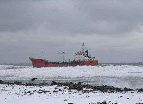 Сахалину угрожает катастрофа, топливо из севшего на мель танкера выливается в море