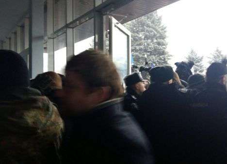 В Кривом Роге под руководством нардепов от «Самопомощи» бойцы избили муниципальную милицию и ворвались в горсовет (ФОТО)