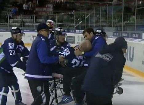 В РФ на хоккейном матче пролилась кровь (ВИДЕО)