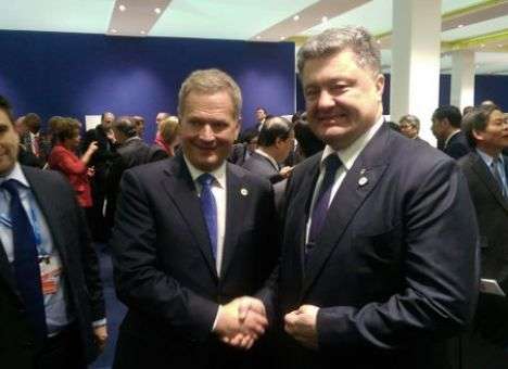 Порошенко в Париже объясняет, что происходит в Крыму и в Донбассе
