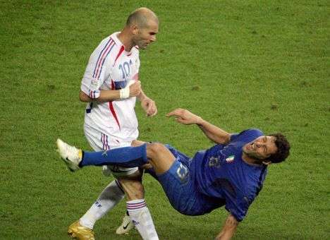 Сын Зидана в стиле отца боднул головой соперника