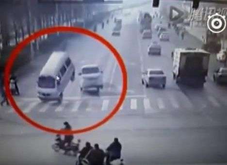 Уличная камера зафиксировала загадочное происшествие на дороге (ВИДЕО)