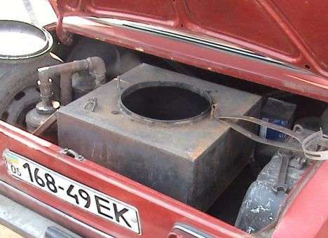 Украинцы переделывают свои авто, чтобы те ездили на дровах (ВИДЕО)