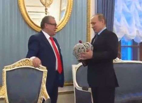 Путин отказался надевать подаренную корону (ФОТО)