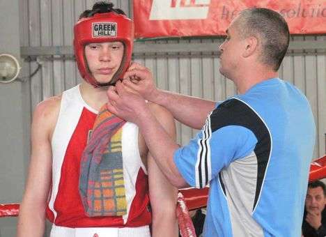 Украинский боксер одержал победу благодаря дисквалификации соперника