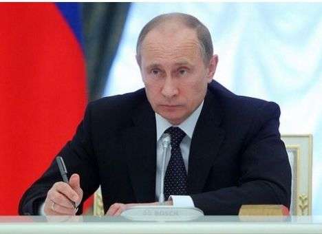 Путин снова урезал зарплату Медведеву