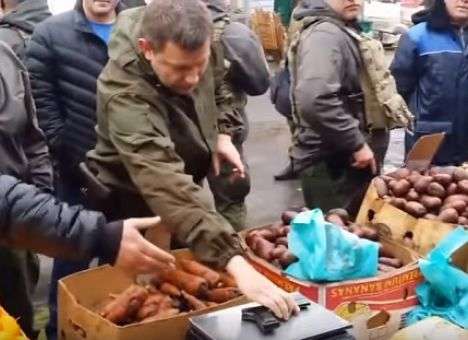 В Донецке на рынке глава «ДНР» достал пистолет и заявил, что его обманули (ВИДЕО)