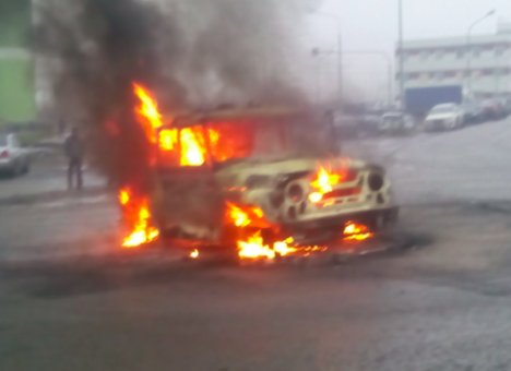 Бандитский Петербург: На улице пылает авто с полицейскими в салоне (ФОТО)