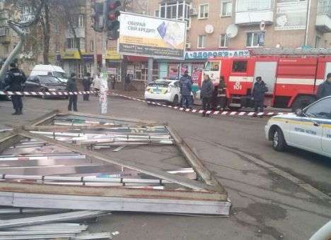 Опубликованы снимки с места обрушения рекламного щита на людей (ФОТО)