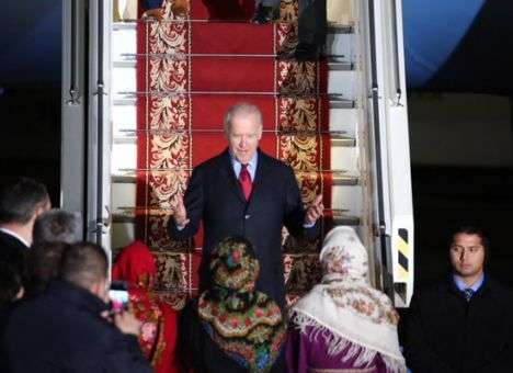 Обнародованы основные тезисы Байдена для разговора с Порошенко