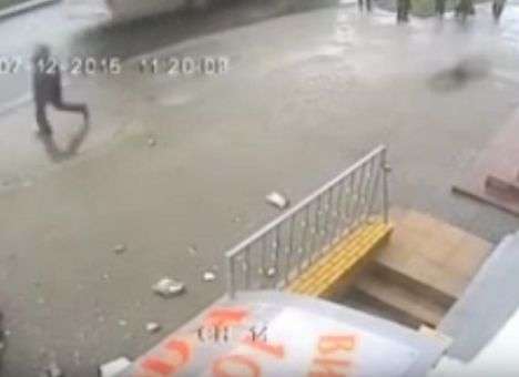 В Москве к мужчине, которого убило балконом, даже никто не подошел (ВИДЕО)