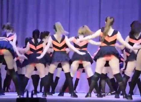 В РФ скандальный танец школьниц занял первое место по просмотрам на YouTube (ВИДЕО)