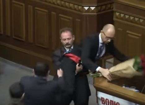 Опубликовано полное видео «идиотского» нападения на Яценюка (ВИДЕО)