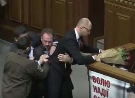 История одного букета: Розы, с которыми напали на Яценюка, были для Томенко