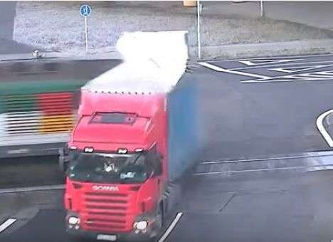 Опубликованы кадры «победы» электрички над самоуверенным дальнобойщиком (ВИДЕО)