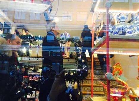 Москвичи на Арбате тянули руки к Джону Керри и снимали его на телефоны (ФОТО)