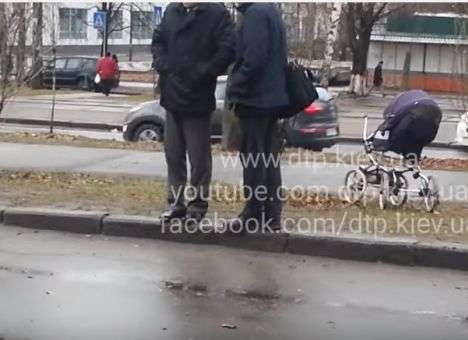 В Киеве женщина на BMW на переходе влетела в коляску с младенцем (ВИДЕО)