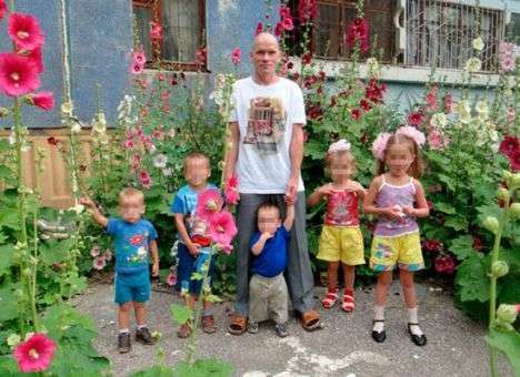 Убийца шести детей и беременной жены расплакался в суде