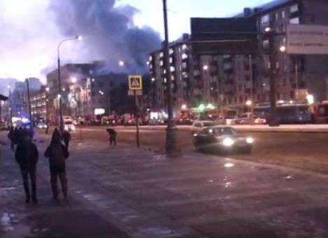 Опубликованы первые кадры с места мощного пожара в центре Москвы (ВИДЕО)