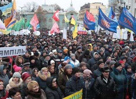 Более 15 тысяч аграриев под Радой требуют остановить экономический геноцид украинцев (ФОТО)