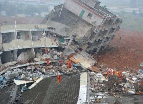 Опубликованы кадры катастрофы, погубившей более 30 домов с людьми (ФОТО)