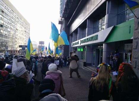 В центре Киева пляшет медведь и подвозят шины (ФОТО)