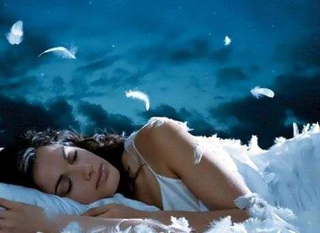 Медики выяснили, как подушки губят красоту