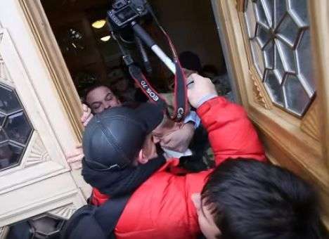 Прорываясь в Раду, нардеп Соболев угрожал гранатой (ВИДЕО)