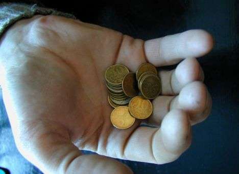 Растет количество недовольных и бедных россиян, - опрос