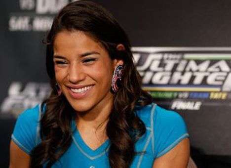 Девушка-боец избила нескольких мужчин в баре