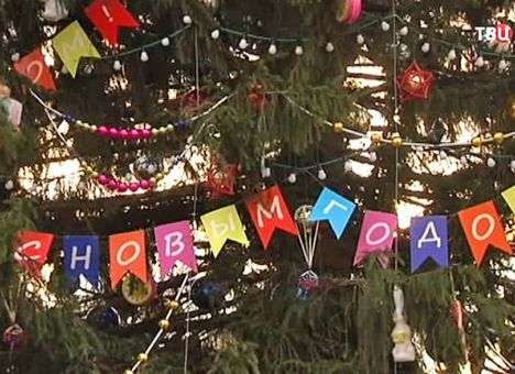 Главную елку России украсили по-советски