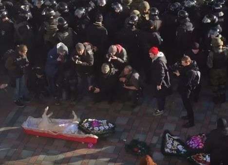 Под Раду притащили гроб с трупом (ВИДЕО)