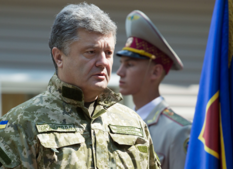 Порошенко наградил 300 военных, прошедших АТО