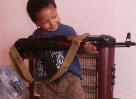 Мужчина узнал в маленьком палаче на ролике «ИГ» своего внука