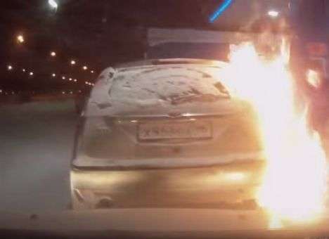 Россиянка на автозаправке подожгла свое авто (ВИДЕО)