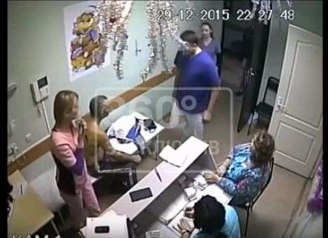 Опубликовано видео, как российский врач одним ударом убил пациента (ВИДЕО)