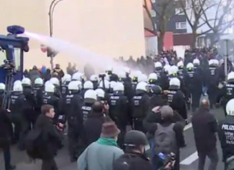 Митинг в Кельне закончился взрывами и разгоном