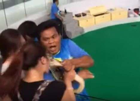 Опубликованы кадры, как ручной питон схватил туристку за нос (ВИДЕО)