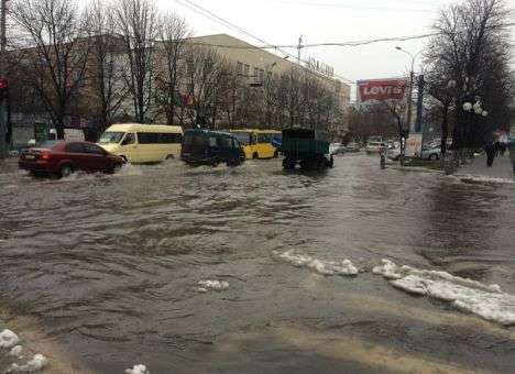 В Мариуполе потоп – коммунальщики не справляются со стихией (ФОТО)