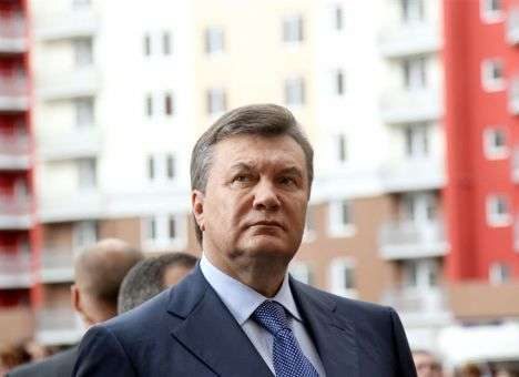 Жизнь Януковича: В РФ экс-президента окружают полицейские и большой забор