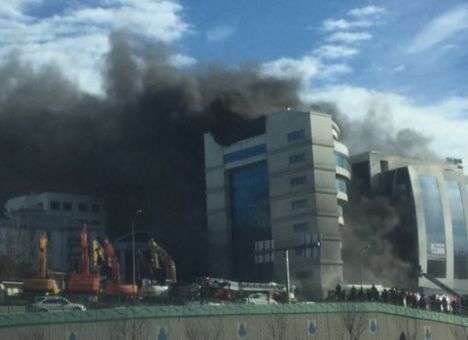 В Стамбуле, где сегодня прогремел взрыв, горит отель с людьми (ФОТО)