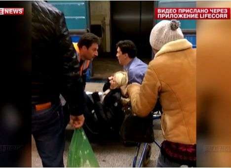 Из-под вагонов в московской подземке достали девушку