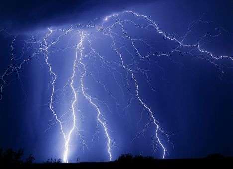 В самолет с россиянами ударила молния