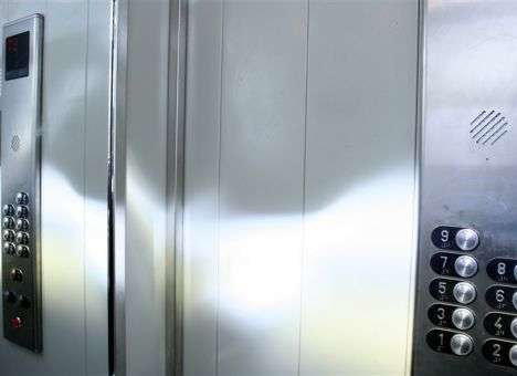 В московском лифте под ногами пассажиров провалился пол, есть жертвы