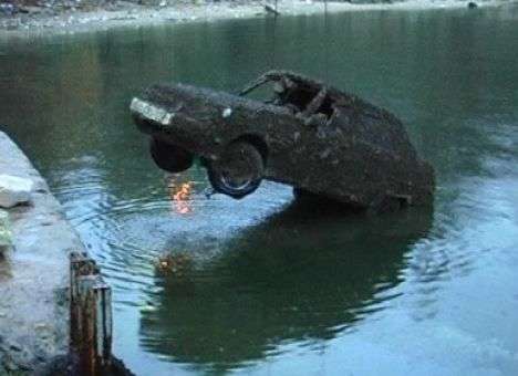 Авто с телами случайно обнаружили спасатели на дне реки