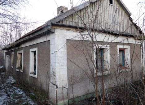 Под Марьинкой нашли заброшенный дом, «набитый» оружием (ФОТО)
