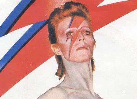 Над Землей вспыхнула молния Дэвида Боуи (ФОТО)